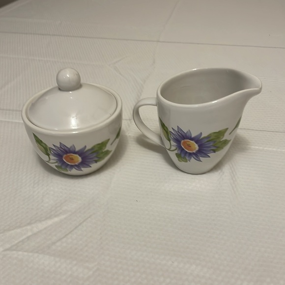 Pfaltzgraff Emma Sugar Bowl with lid and Creamer - Picture 2 of 7